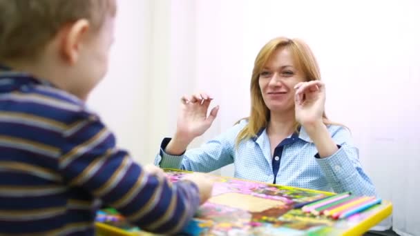 Psychologue teste le garçon. Conseil psychologique Enfant — Video