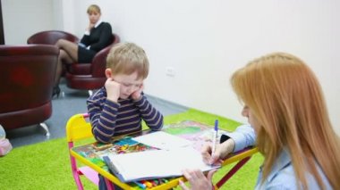 psikolog çocuk test ediyor. Psikolojik danışmanlık çocuk