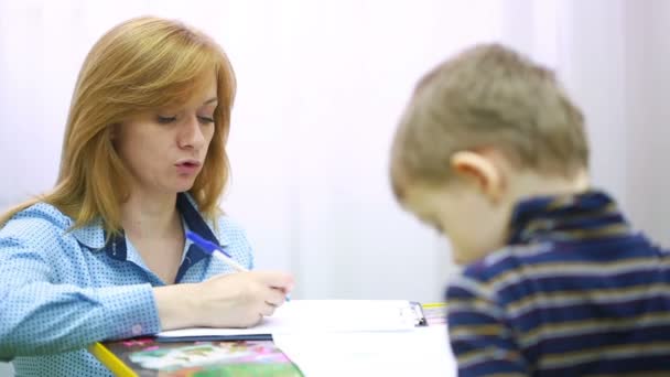 Psikolog çocuk test ediyor. Psikolojik danışmanlık çocuk — Stok video