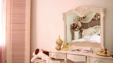 Kadın yatakta kadar uyku modundan çıkarma sonra germe. lüks iç. aynada yansıması