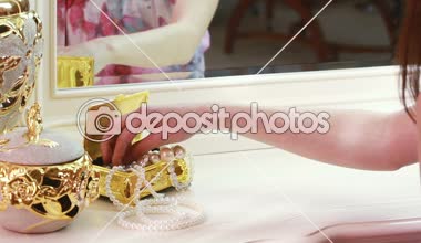 Kız bir inci kolye alır. O bir ayna oturuyor. şık lüks iç