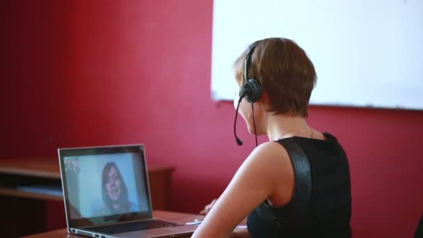 Mujer líder en la consulta de vídeo en línea. concepto de teletrabajo — Vídeo de stock