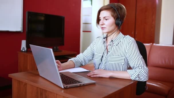 Женщина ведет онлайн видео консультации. Концепция телеработы — стоковое видео