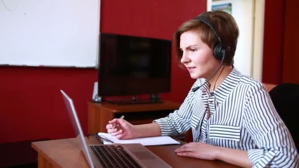 Mujer líder en la consulta de vídeo en línea. concepto de teletrabajo — Vídeo de stock