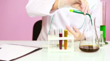 Kadın kimyacı test tüpleri kimyasallar ile karşılaştırma. koruyucu gözlük