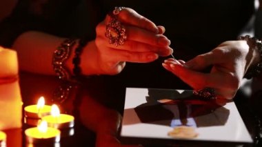 kadın bir ritüel, kara büyü tutar. büyü adam. O fotoğraf kullanır. parmak bir iğne pokes