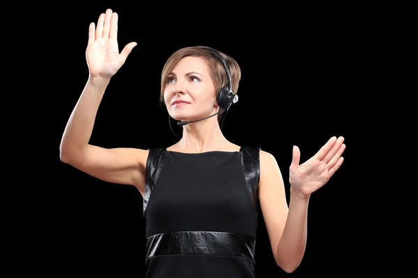 Mujer de negocios presionando el tipo de alta tecnología de los botones modernos en un teclado virtual — Foto de Stock