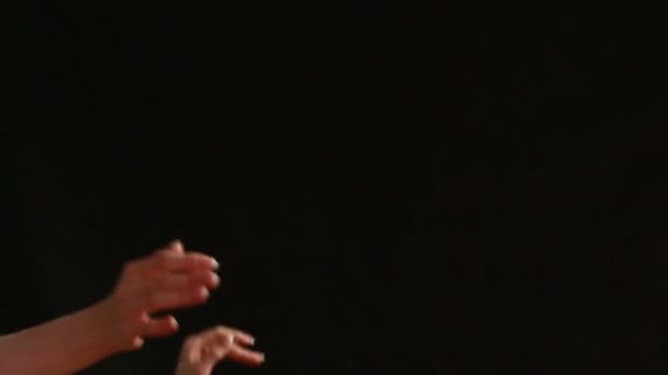 음악가 감독 하는 오케스트라 지휘자의 움직이는 손. 근접 샷입니다. 검정색 배경 — 비디오