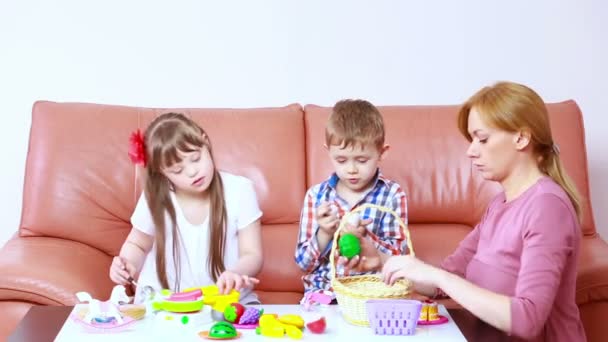Niños jugando en el sofá. chica con síndrome de Down. rehabilitación de los discapacitados. madre jugando con los niños — Vídeo de stock