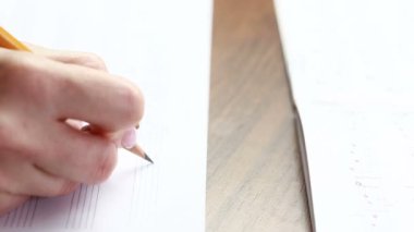 Eli kalem ve müzik levha ile. müzik besteci yazıyor