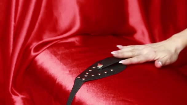 Kvinnlig hand tar fetisch mask. sexleksaker. röda blad — Stockvideo
