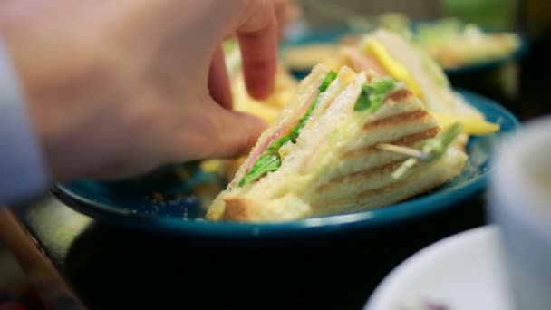 Comida rápida, alimentación poco saludable, personas y comida chatarra - primer plano de las manos masculinas con papas fritas — Vídeo de stock