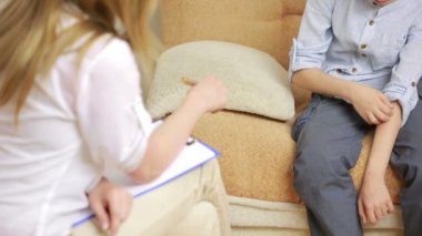 çocukla beraber kadın psikolog.