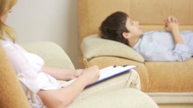 çocukla beraber kadın psikolog.