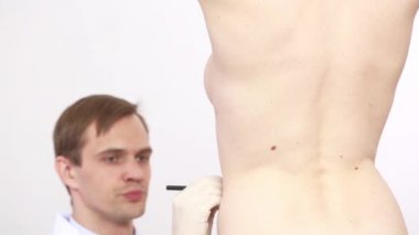 Cerrah kadın Liposuction cerrahi için hazırlanıyor