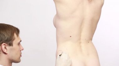 cerrah kadın liposuction cerrahi için hazırlanıyor. Geri