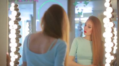 kadın aynaya taradı. Bir randevunuz mu.