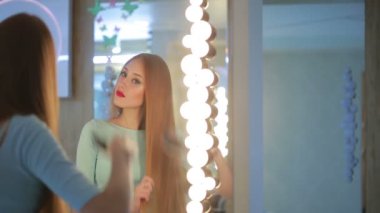 kadın aynaya taradı. Bir randevunuz mu.