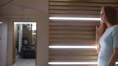 düşünceli kız evde yürür.