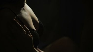 adam bir kadın undresses. cinsel oyunlar. Kadın okşama