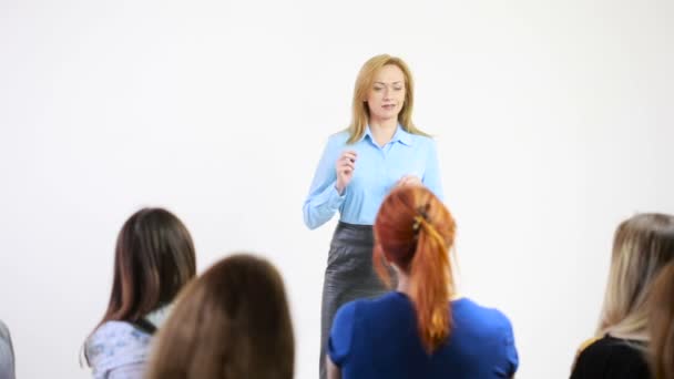 Mooie zakenvrouw spreekt over conferentie. — Stockvideo