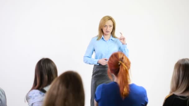 Biznes kobieta mówi na konferencji. — Wideo stockowe