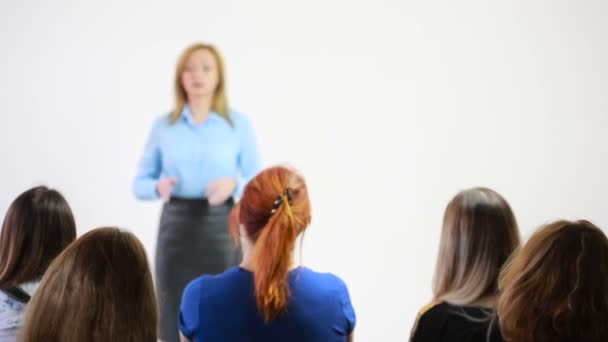 Hermosa mujer de negocios está hablando en conferencia . — Vídeos de Stock