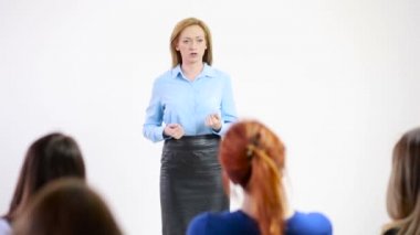 güzel bir iş kadını konulu konferans konuşma.