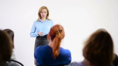 güzel bir iş kadını konulu konferans konuşma.