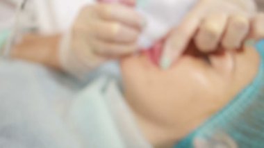 profesyonel dövmeci kalıcı hale getirme makyaj. dudak dövme