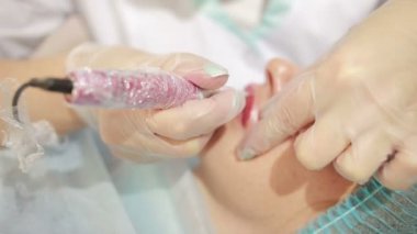 profesyonel dövmeci kalıcı hale getirme makyaj. dudak dövme