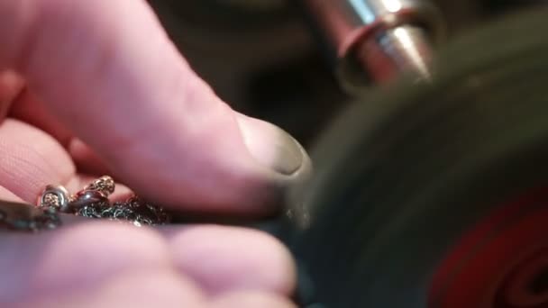 Bijoutier polit chaîne d'or 