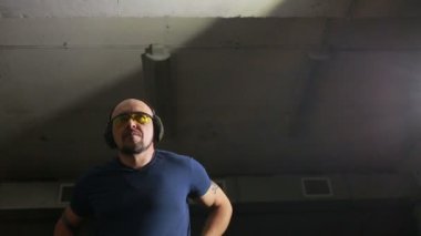 Ateş adam. adam bir çekim mesafeden vuruyor