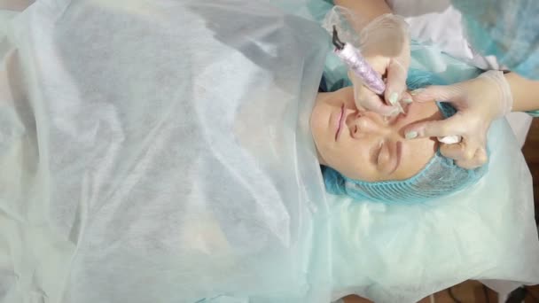 Kosmetikerin schminkt Augenbrauen-Tätowierung dauerhaft — Stockvideo