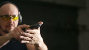 Ateş adam. adam bir çekim mesafeden vuruyor