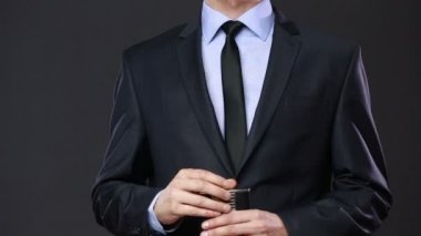 Orta yaşlı businesman içki şişesi gizlice..
