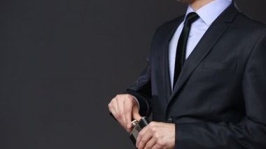 Orta yaşlı businesman içki şişesi gizlice..
