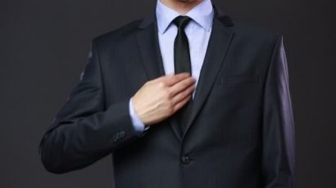 Ateşli silahlar ve güvenlik Konu: silah doğrultmak siyah elbiseli bir adam