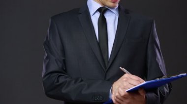bir tablet ile iş elbiseli adam