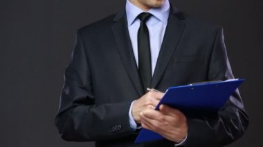 bir tablet ile iş elbiseli adam
