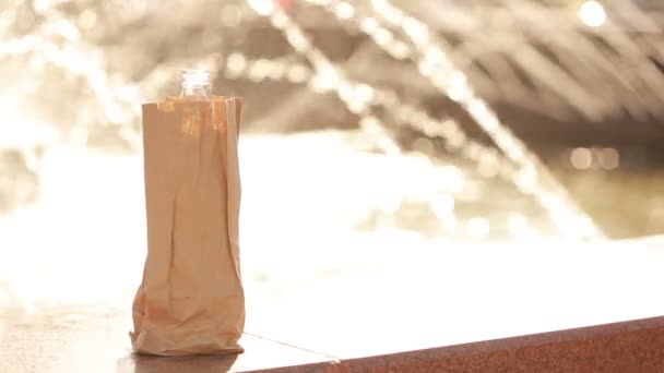 Κορίτσι που πίνει νερό από μια χάρτινη σακούλα στο δρόμο. αντι-κοινωνική συμπεριφορά — Αρχείο Βίντεο