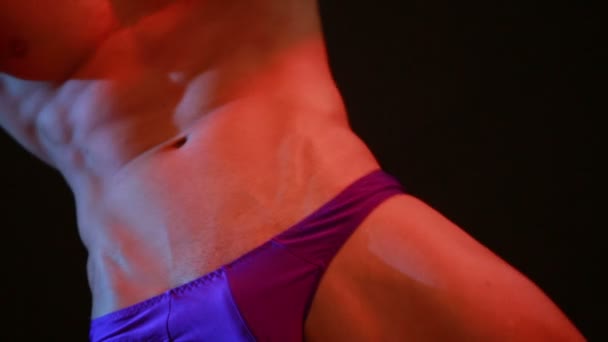 Muskulöse junge sexy nackte niedliche Mann. Männlicher Striptease-Tanz. — Stockvideo