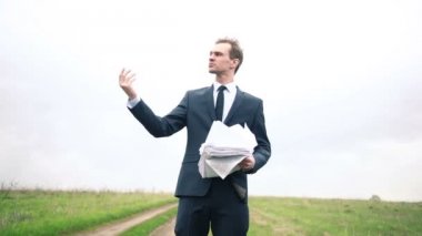 rüzgarda kağıt yığınını ile ayakta iş adamı. belgeleri atma