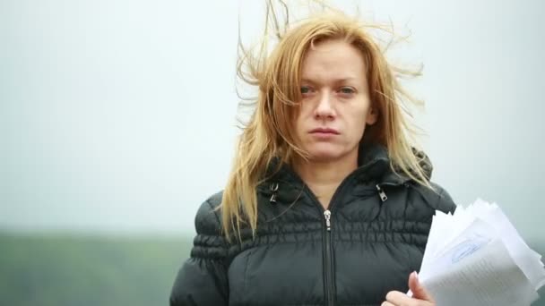 Women on strong wind.bad weather — Stock Video