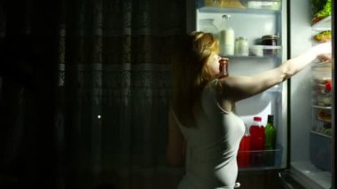 Kadın geceleri buzdolabı açılır. gece açlık. diyet. Oburluk
