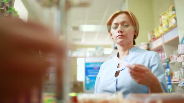 Farmacista donna in piedi al banco in farmacia — Video Stock