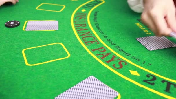 Dealer, der mit Spielkarten am Pokertisch hantiert — Stockvideo