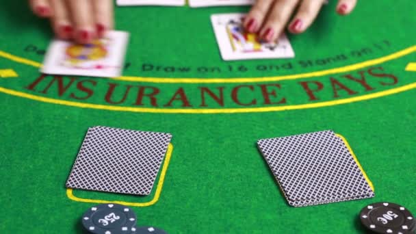 Dealer Obsługa kart do gry w pokera — Wideo stockowe