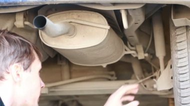 Bakım araba. adam araba amortisörler inceler