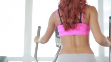 Kız simülatör spor salonunda. Atletik bacak Stepper üzerinde yürüme kadınla